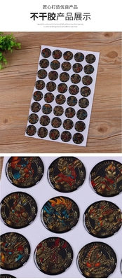 L'unità di elaborazione della resina del poliuretano ha coperto con una cupola l'epossiresina resistente UV delle etichette sopra la decalcomania del vinile